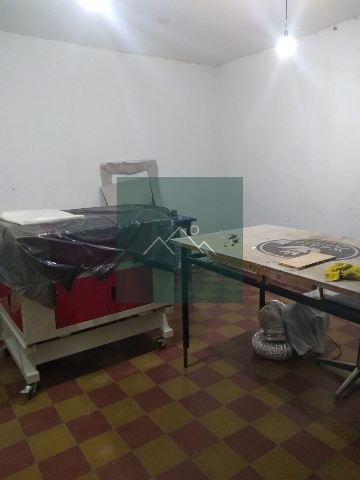 Lote con casa a reciclar en Ciudad de Mendoza  RETASADA !!!!