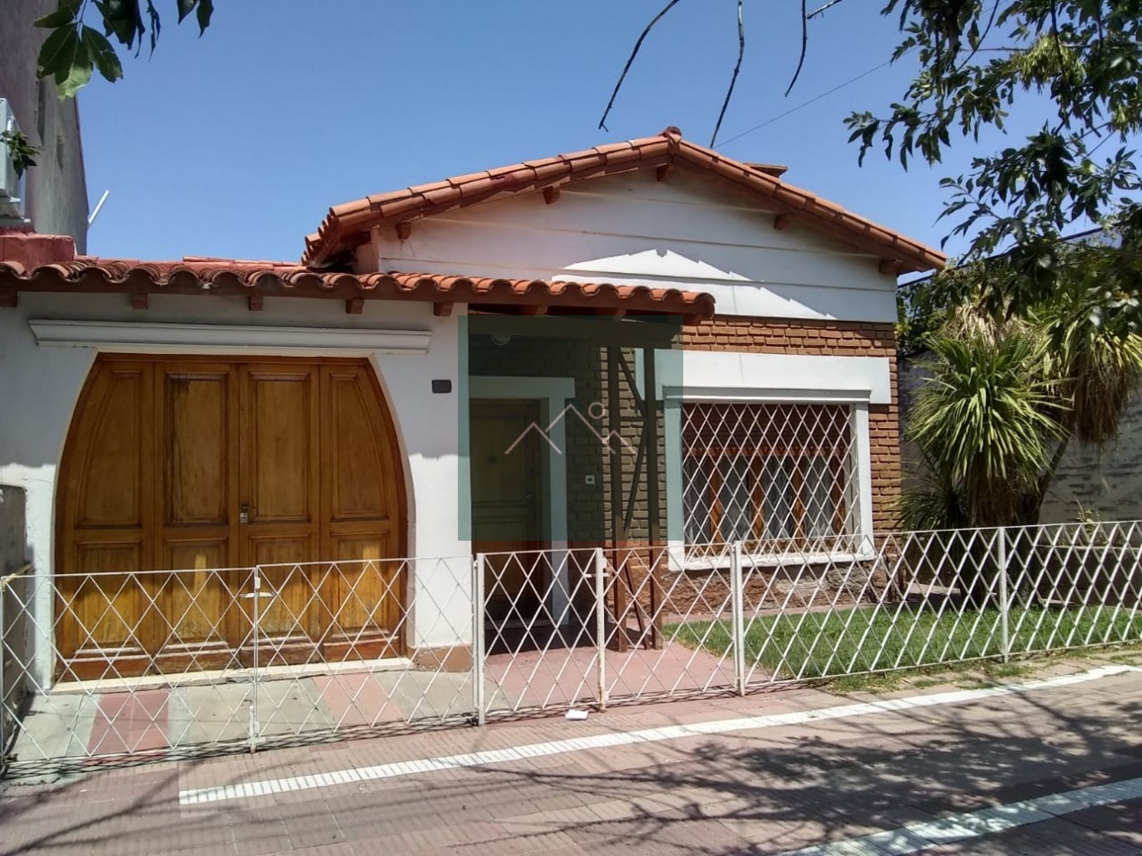 VENTA HERMOSO CHALET- A CINCO CUADRAS DEL KM 0-A UN PASO DE TRIBUNALES-HOSPITAL-COLEGIO Y CENTRO COMECIAL - OFICINA MUNICIPAL
