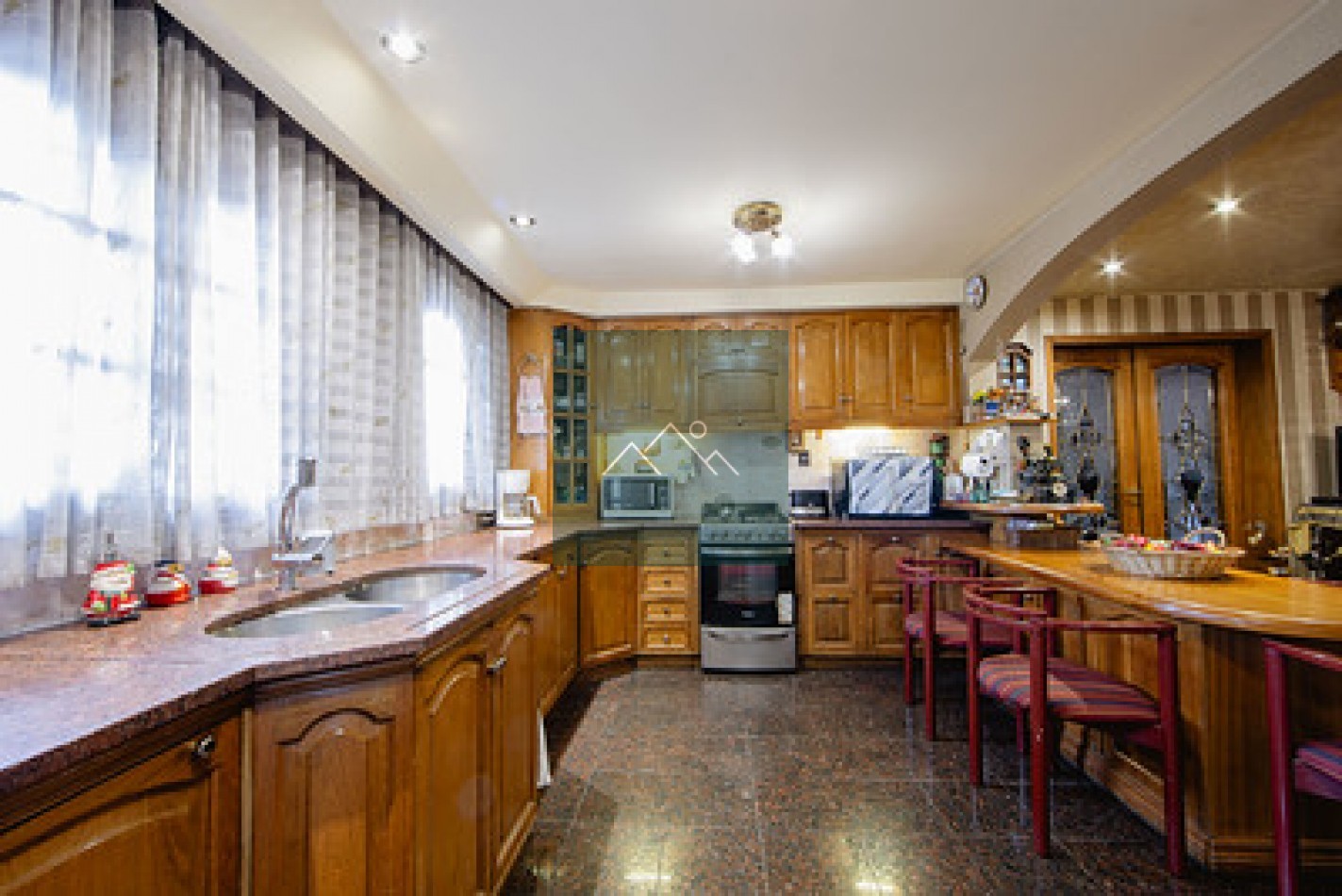 PROPIEDAD DESTACADA CON CARACTERISTICAS MUY IMPORTANTES EN SU CONSTRUCCION