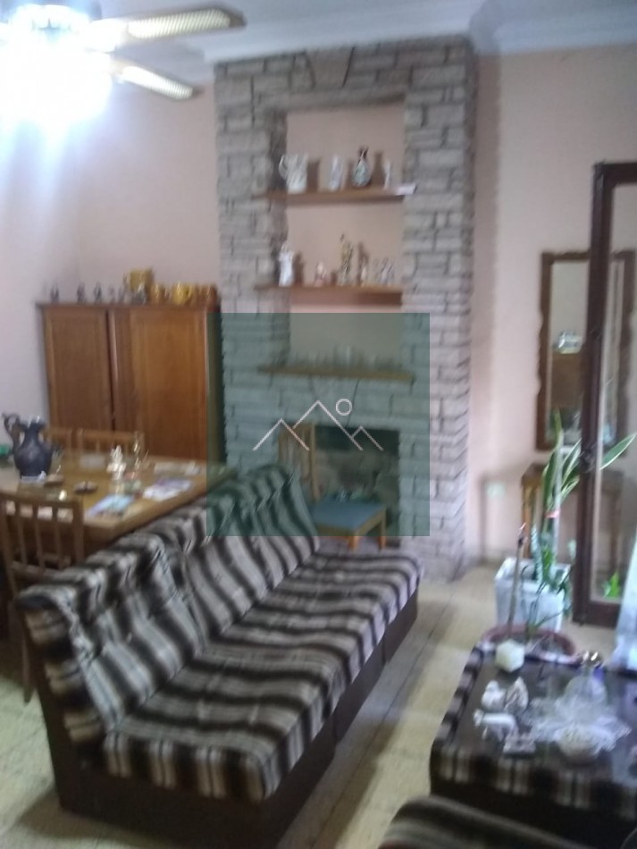 VENTA HERMOSO CHALET- A CINCO CUADRAS DEL KM 0-A UN PASO DE TRIBUNALES-HOSPITAL-COLEGIO Y CENTRO COMECIAL - OFICINA MUNICIPAL